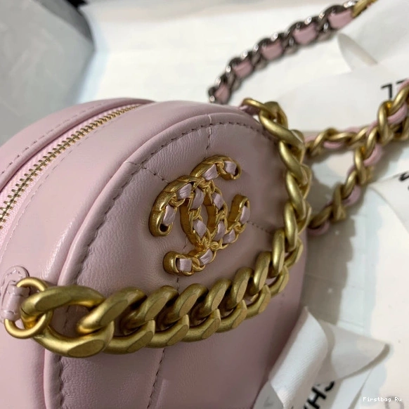 First Bag Ru CHANELUTCH 19 WITH CHAIN CHANEL 0724